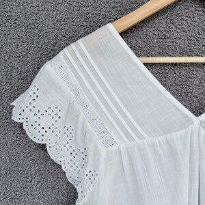 GAP embroidered eyelet lace V-Neck white top XXL NWOT